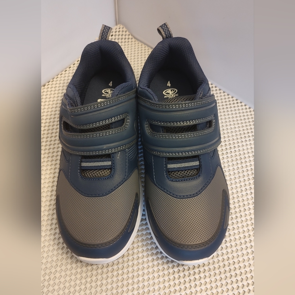 Wonder Nation Boys Size 4 Shoes Used Once